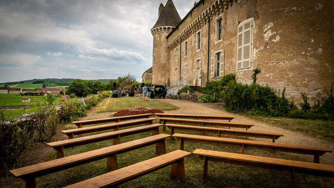 Cérémonie de mariage en extérieur avec un château en toile de fond en Bourgogne