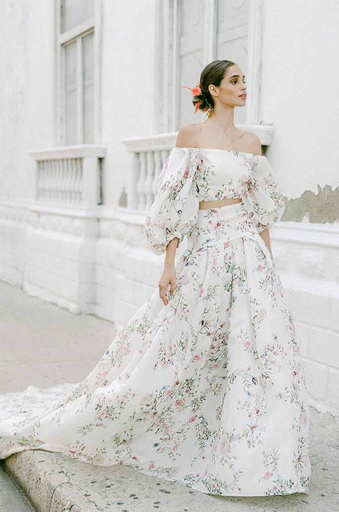 vestidos de novia tendencias 2022 - modelos de dos piezas con bordados de color 