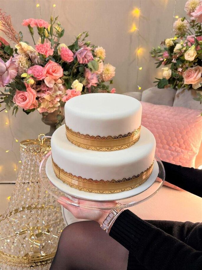 gâteau pour mariage pièce montée or et blanc