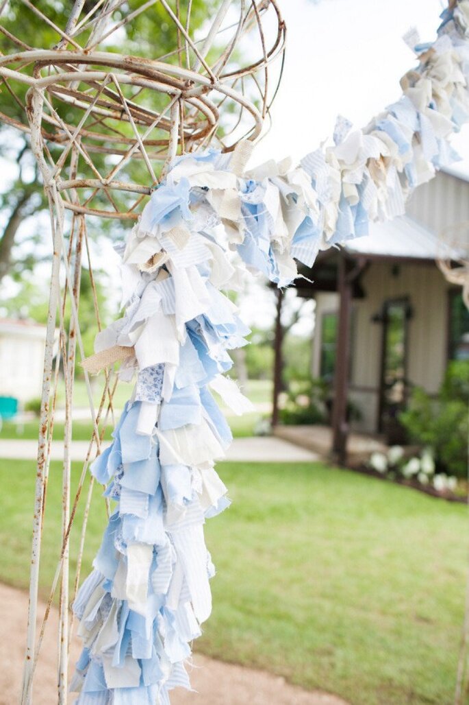 Azul polveado en los textiles decorativos de tu boda - Foto Astrid Photography