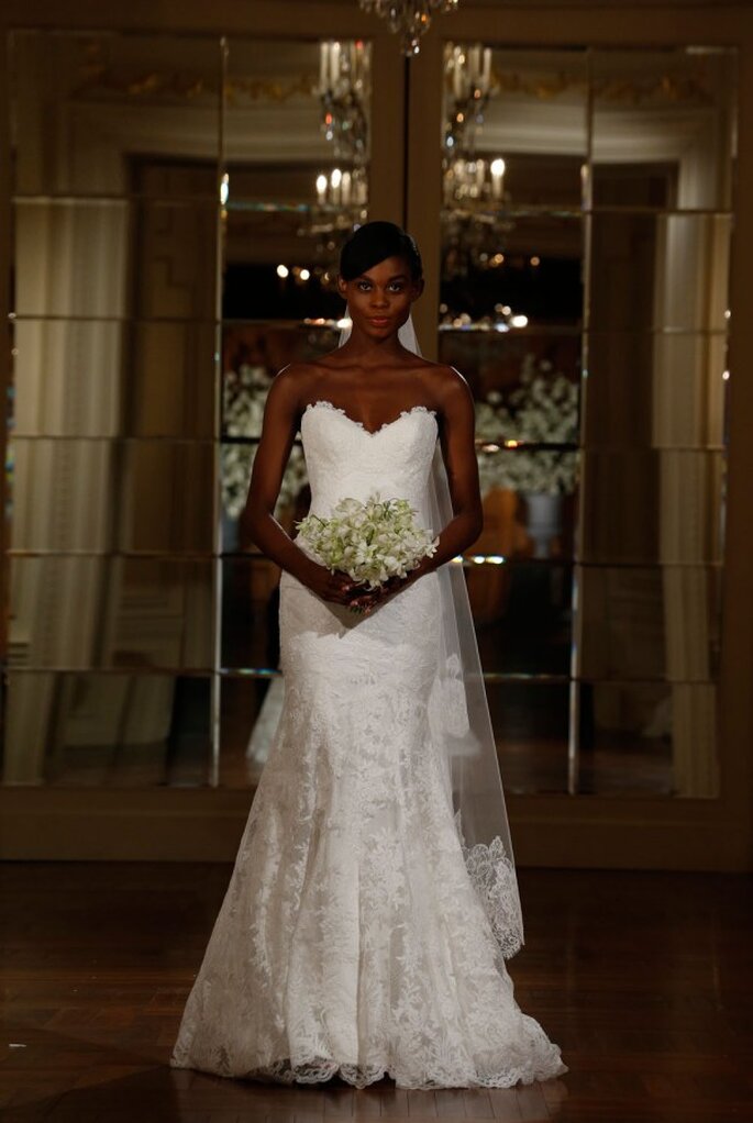 Vestido de novia con silueta ceñida, escote corazón y magníficos bordados hechos con encaje - Foto Romona Keveza