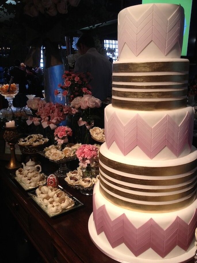 Da Fleur de Sucre, uma proposta de bolo de casamento super chic com detalhes em várias tonalidades de rosa e dourado Foto - Mariana Ortigão