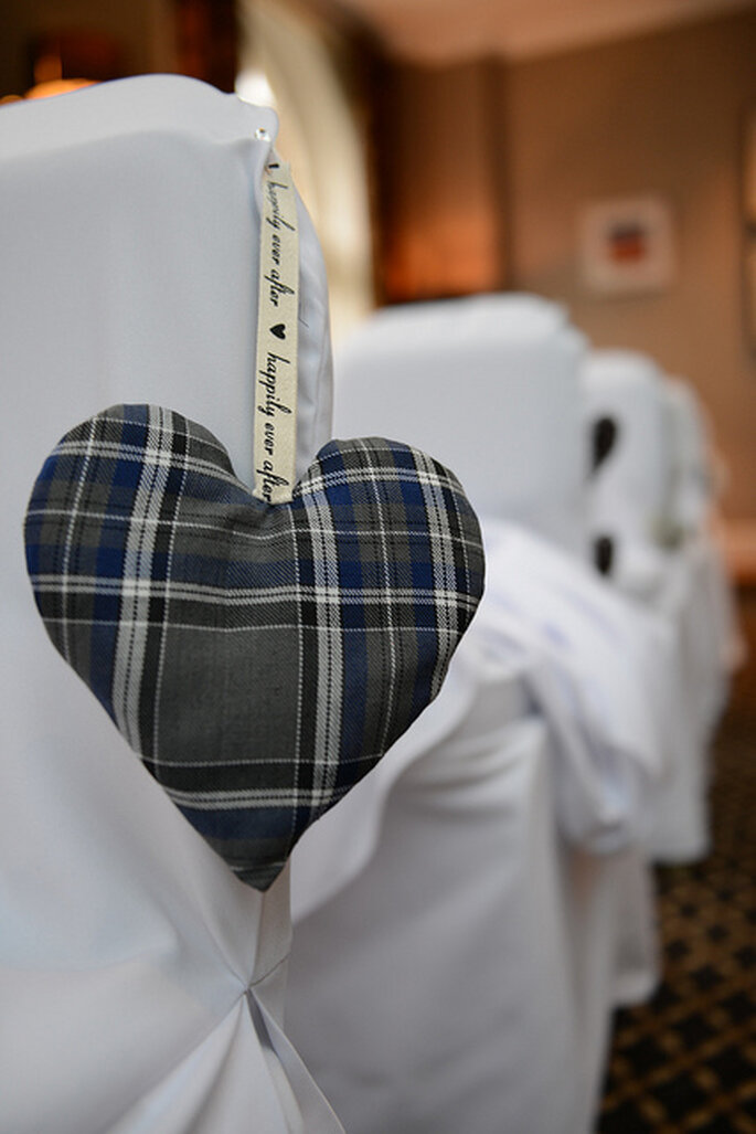 Detalles de corazones en las sillas vestidas. Foto: Rich Cambers