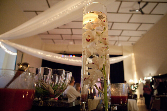 Flores y pétalos flotantes en vasos largos. Foto: Festivities MN