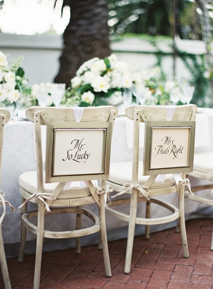 Decoraciones súper originales para las sillas en tu boda - Foto Patrick Moyer