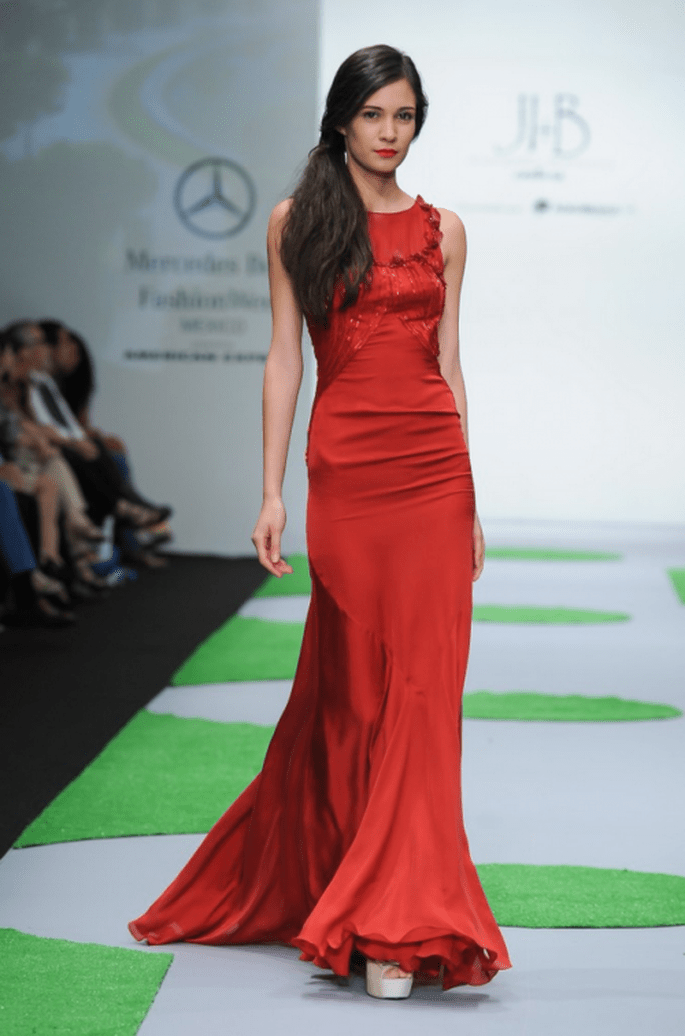 Vestido de fiesta en color rojo sangre sin mangas y con cauda - Foto MBFWM