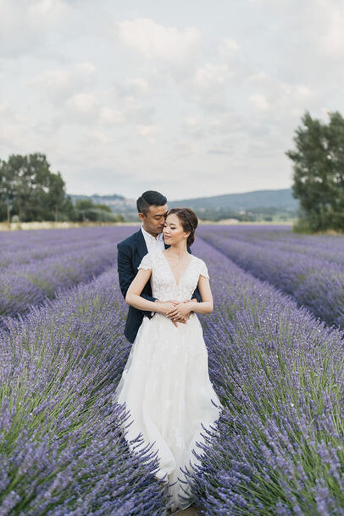 photo des mariés dans un champ de lavande