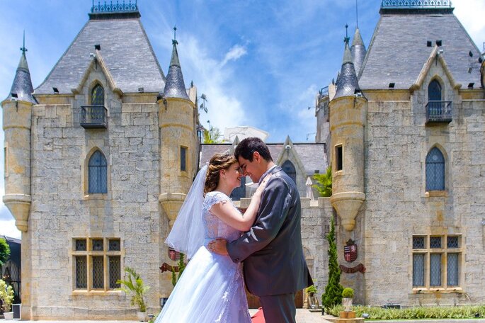 Foto de noivos em frente ao Castelo de Itaipava