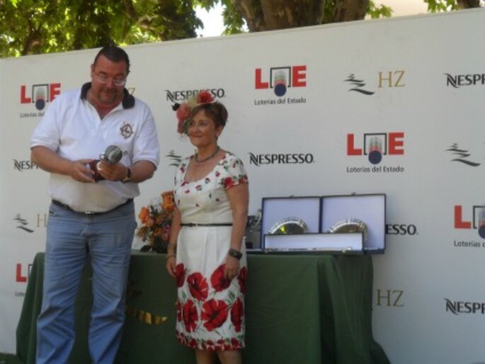 Charo Agruña entregando el Primer Premio de la carrera del Hipódromo de la Zarzuela durante la celebración del I Festival del Sombrero