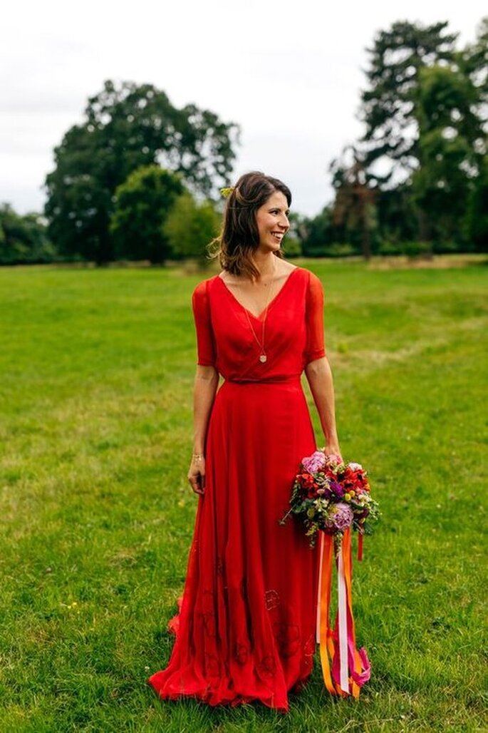 Vestido de noiva vermelho, fluido e com manga