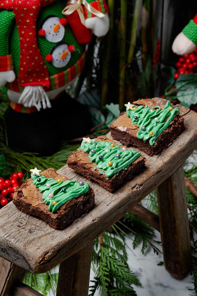 Brownie com confeitos em formato de árvore de Natal