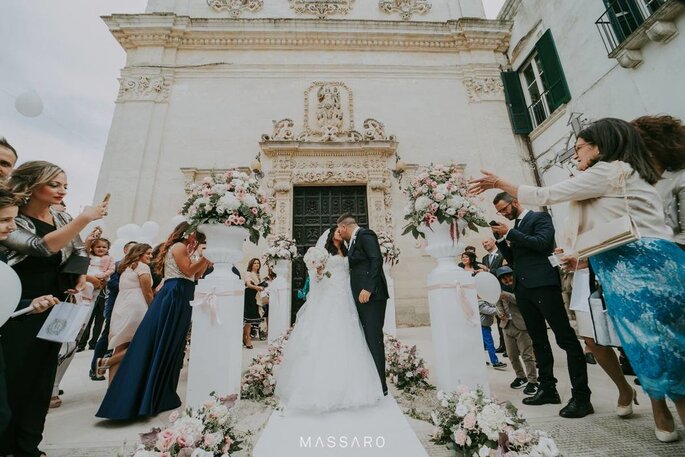 allestimento Emotions in Puglia fuori dalla chiesa, bacio sposi