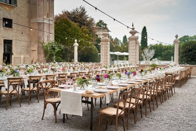 Réception de mariage en extérieur, sous forme de banquet convivial