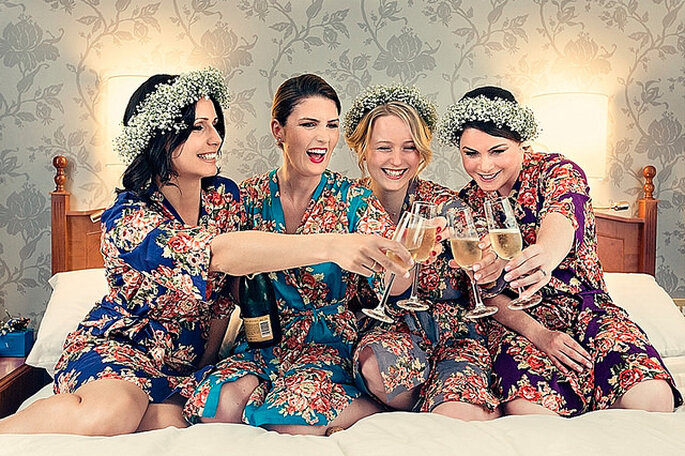 Una divertida tendencia, novias y madrinas con batas floreadas. Foto: Dottie Photography