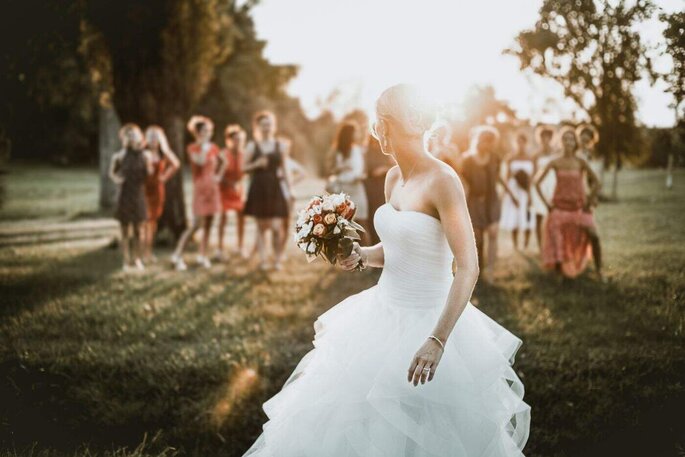 Lancer de bouquet de la mariée