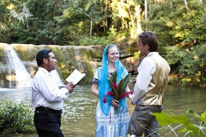 Boda de Lisa & Alex en Belize leyendo los botos de la pareja. Foto: Conch Creativce