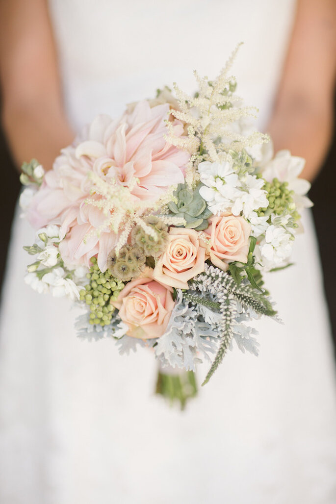 El ramo perfecto de novia para deslumbrar con tu estilo - Foto Cluney Photo