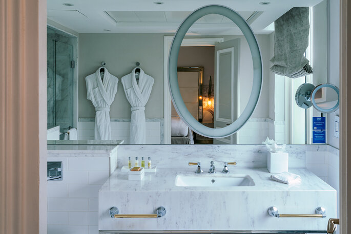 La salle de bain d'une chambre de l'Hôtel Hilton Paris Opéra