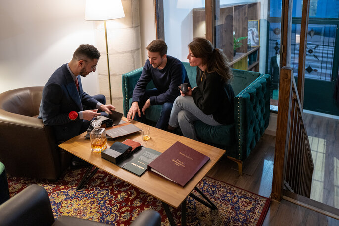 Couple de futurs mariés reçus dans le showroom Blandin & Delloye de Nates