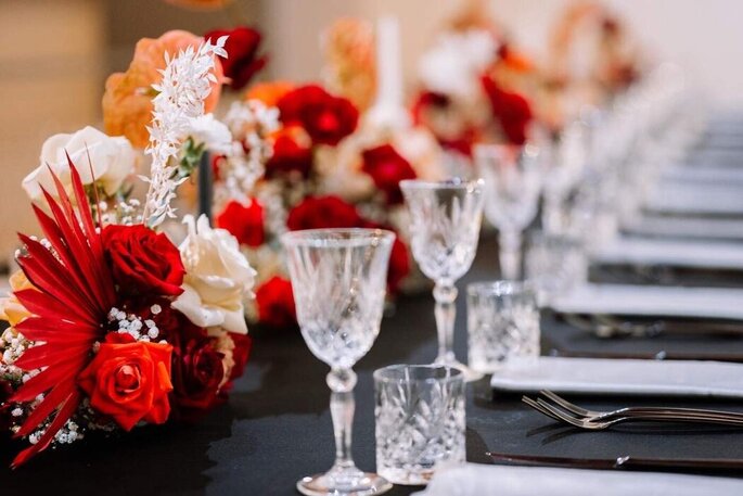 Tavolo con fiori rossi e cristalli