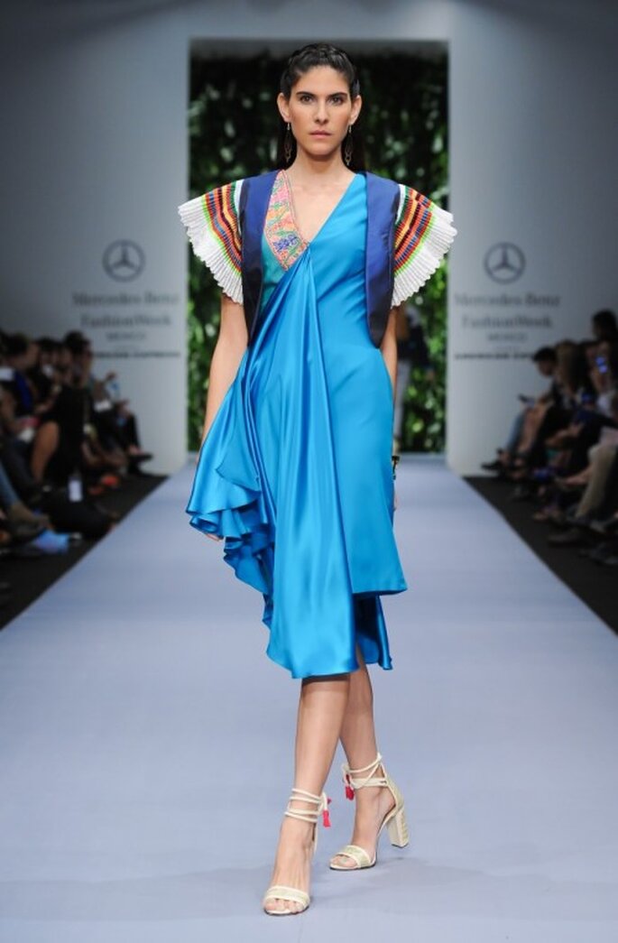 Vestido de fiesta en color azul vibrante con bolero multicolor a juego - Foto Mercedes Benz Fashion Week México