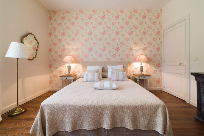chambres blanches et roses pour les invités à un mariage - Château de Malmont 