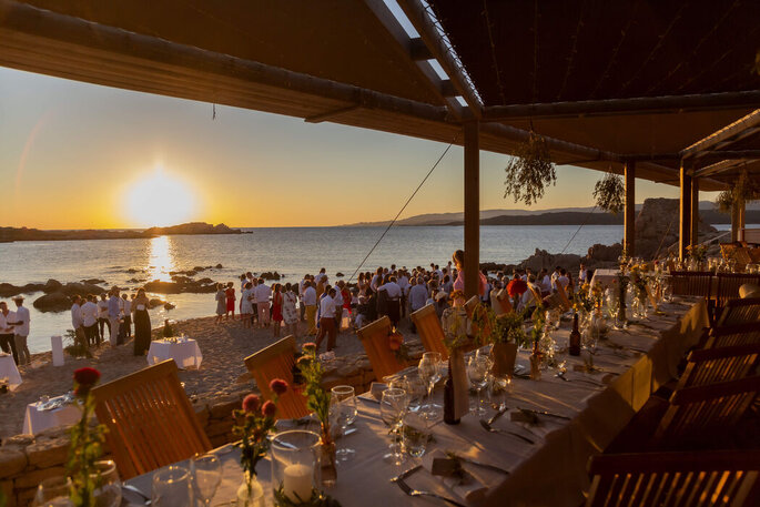 Une réception de mariage au bord de l'eau au coucher du soleil, en Corse