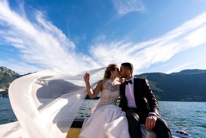 Sposi si baciano sulla barca