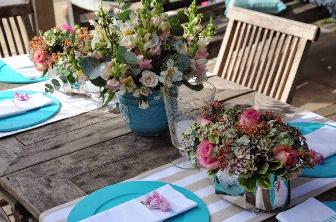 Mesa rustica para casamento com passadeiras listradas, sousplat azul tiffany e arranjos delicados