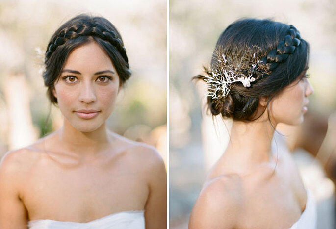 Novia con peinando de trenza y accesorio con flores