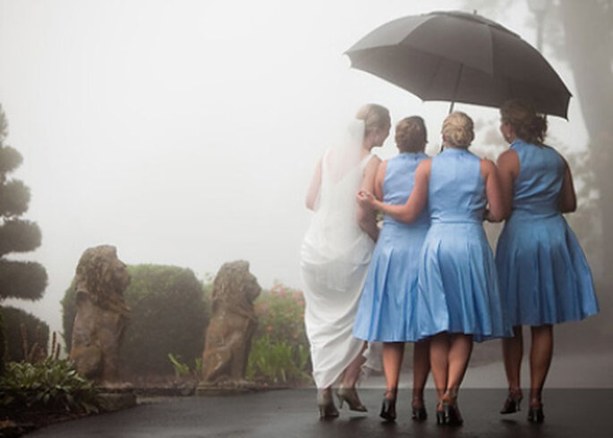 Gerade bei feuchtem Wetter braucht Ihre Brautfrisur besonder Pflege. Foto: bodaguia.com