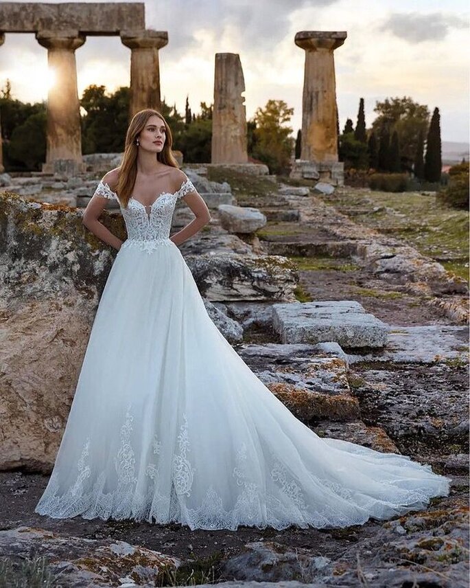 abito da sposa tra colonne della Magna Grecia