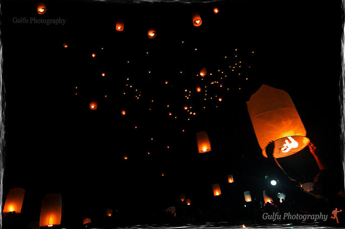 Lámparas de papel voladoras en tu boda. Foto: Prasanth Chandran