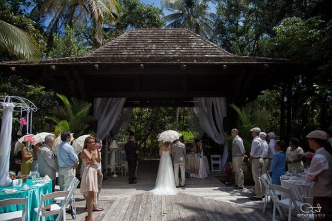 Incluye la carpa en la fotografía de tu boda como un fondo divertido - Foto Arturo Ayala