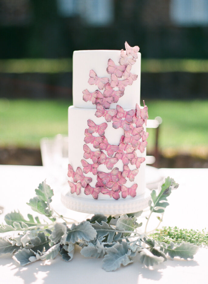 Decora tu pastel de bodas con encantadoras mariposas - Foto Marta Locklear Photography