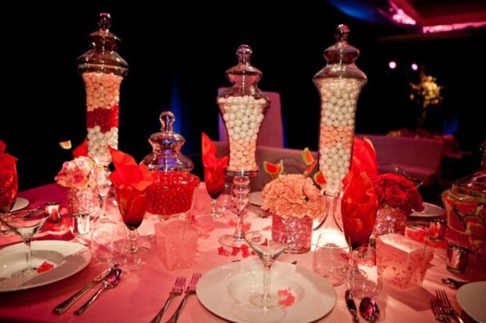 Centro de mesa con jorrones llenos de dulce inspirado en Katy Perry - Foto: Floramor Studios Facebook
