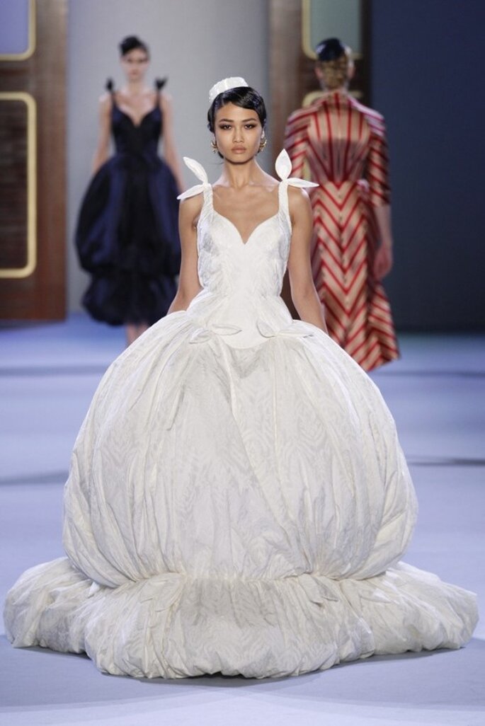 Vestido de novia alta costura en color blanco con falda de gran volumen y tirantes con lazo - Foto Ulyana Sergeenko