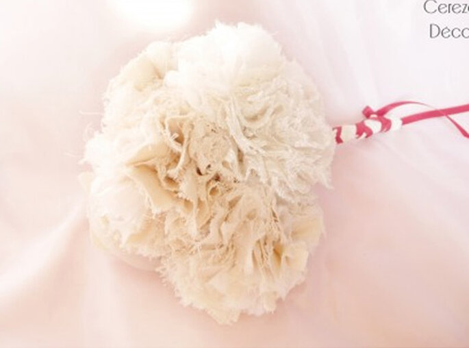 Bouquet de mariée rétro ivoire et blanc, fleur : orchidée - Photo : Cereza sur la déco