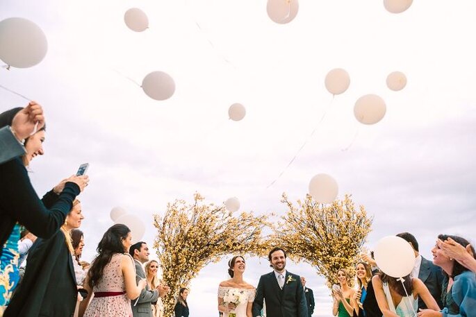 Saída dos noivos com balões