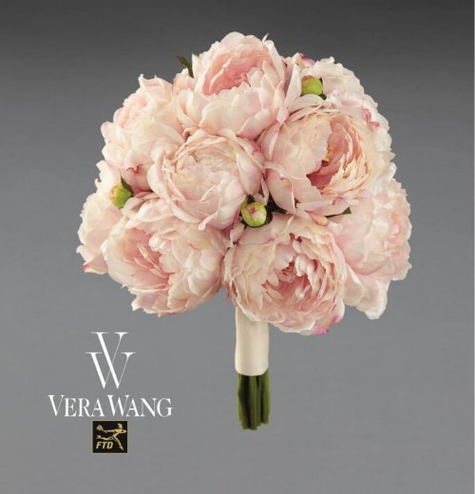Romántico ramo de novia con peonias rosas por Vera Wang - Foto FTD Flowers