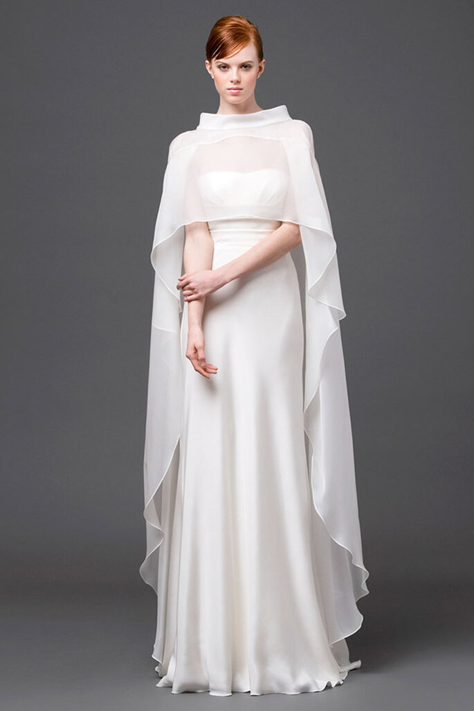 Vestido de novia de estilo natural con una hermosa capa que cubre el diseño a la perfección - Foto Alberta Ferretti