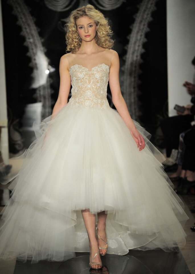 Vestido de novia con falda high low en tul y corpiño con bordados intricados y cuello ilusión - Foto Reem Acra