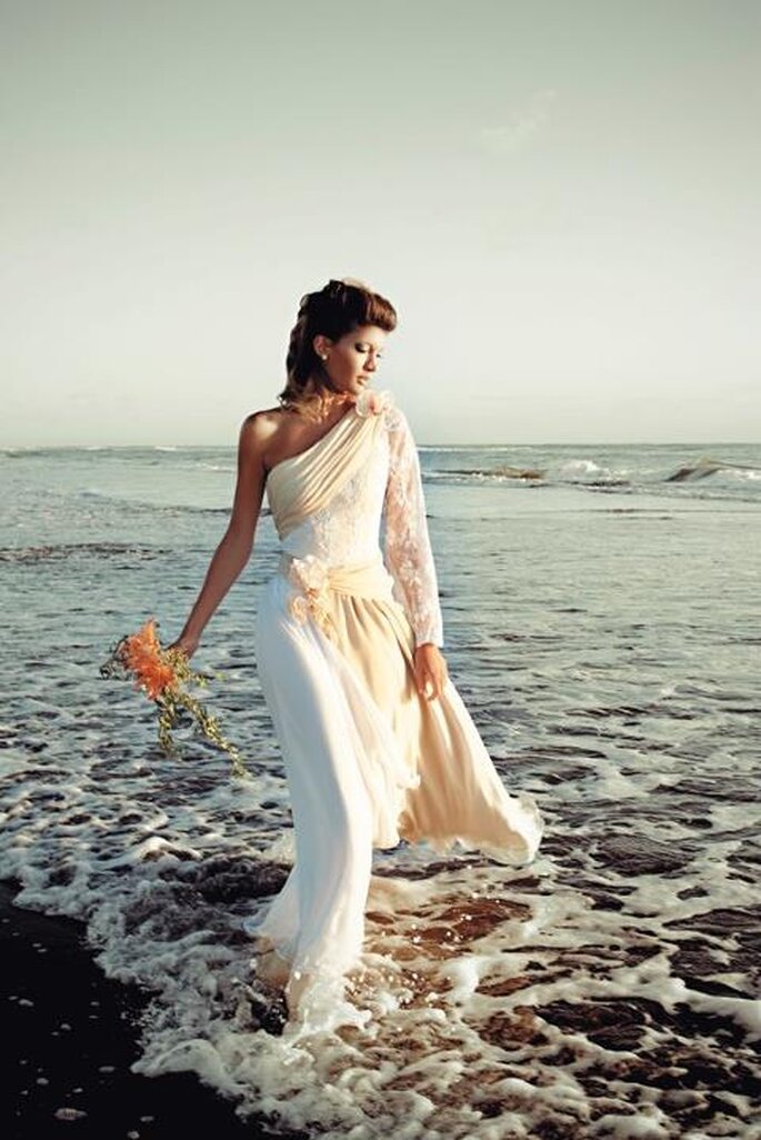 Für eine Strandhochzeit benötigen Sie auch das passende Brautkleid – Foto: mariana estrada