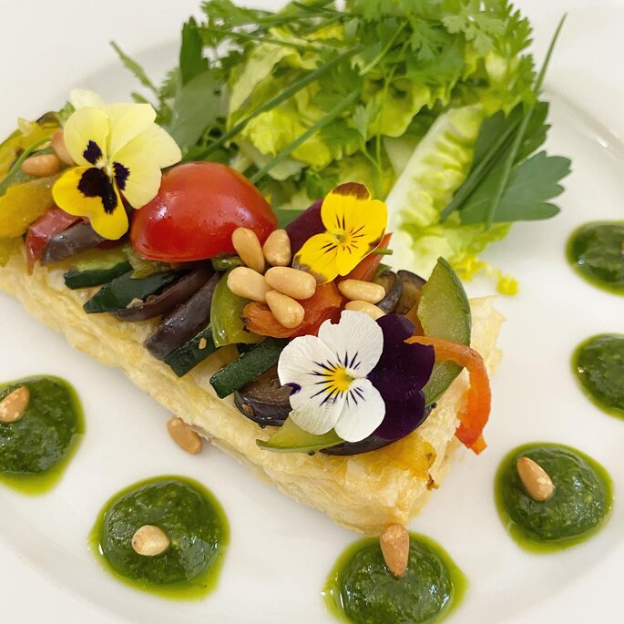 un gratin de pomme de terre avec petits légumes bien présenté 