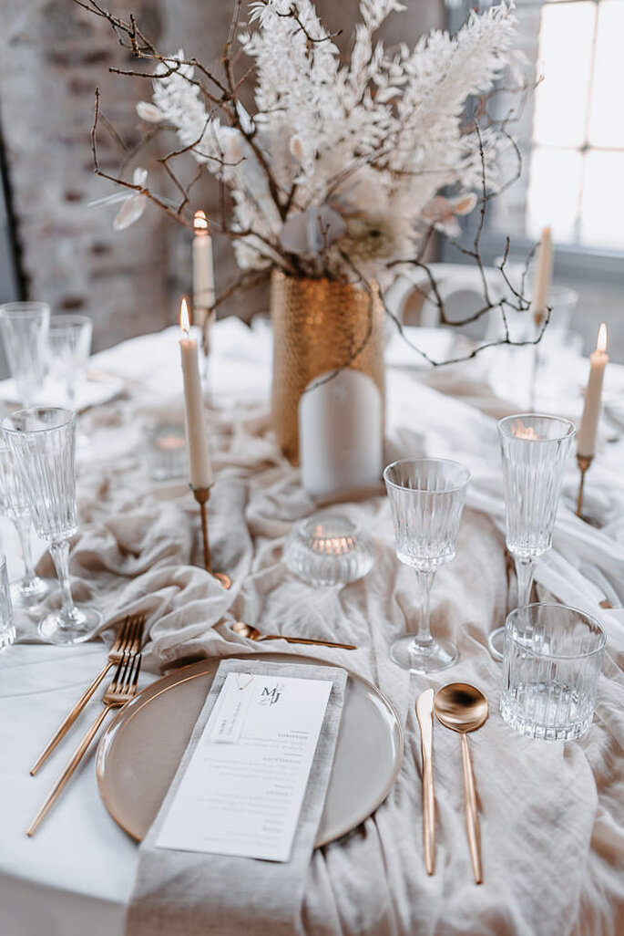 Tischdekoration Hochzeit Gold Weiss modern