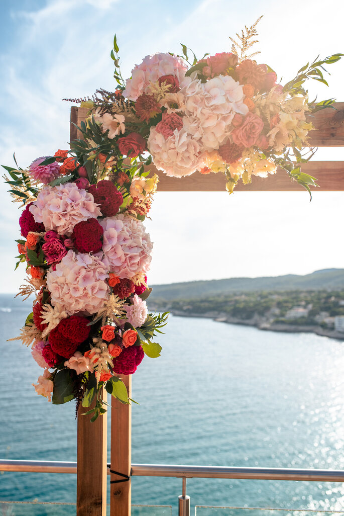 Décoration florale pour un mariage au bord de l'eau