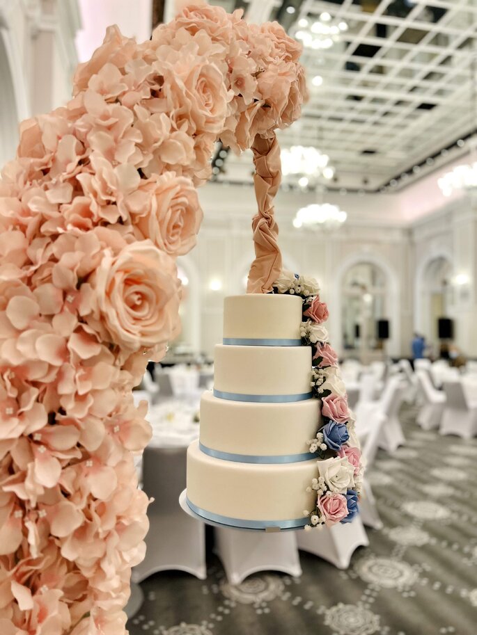 Gâteau de mariage fleuri à l'Hôtel Hilton Paris Opéra