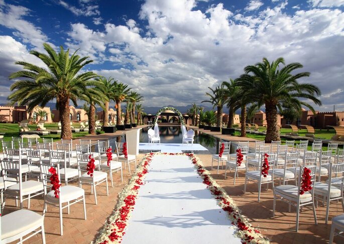 une belle cérémonie laïque organisée au bord d'une piscine, à côté des palmiers, au Maroc 