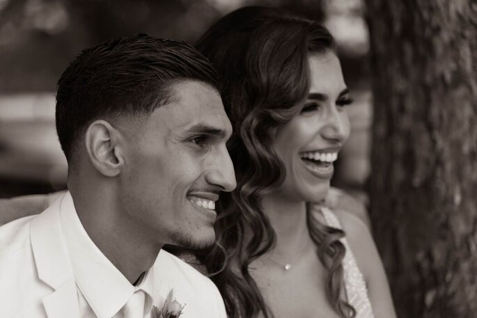 Les sourires des mariés mis en valeur avec une photo en noir et blanc