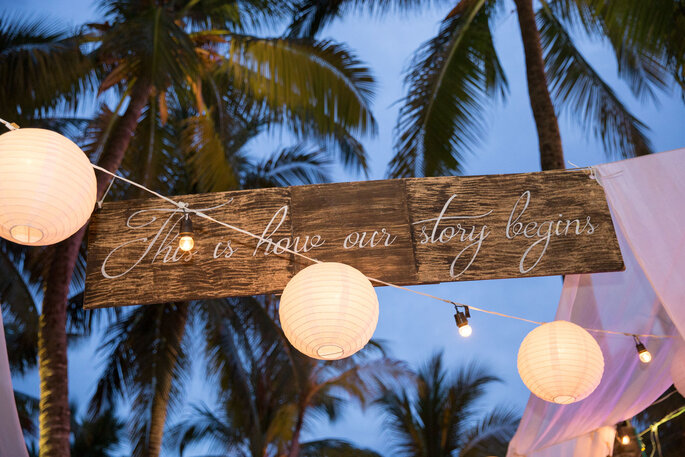 Cilindros luminosos para decoración de boda en la playa